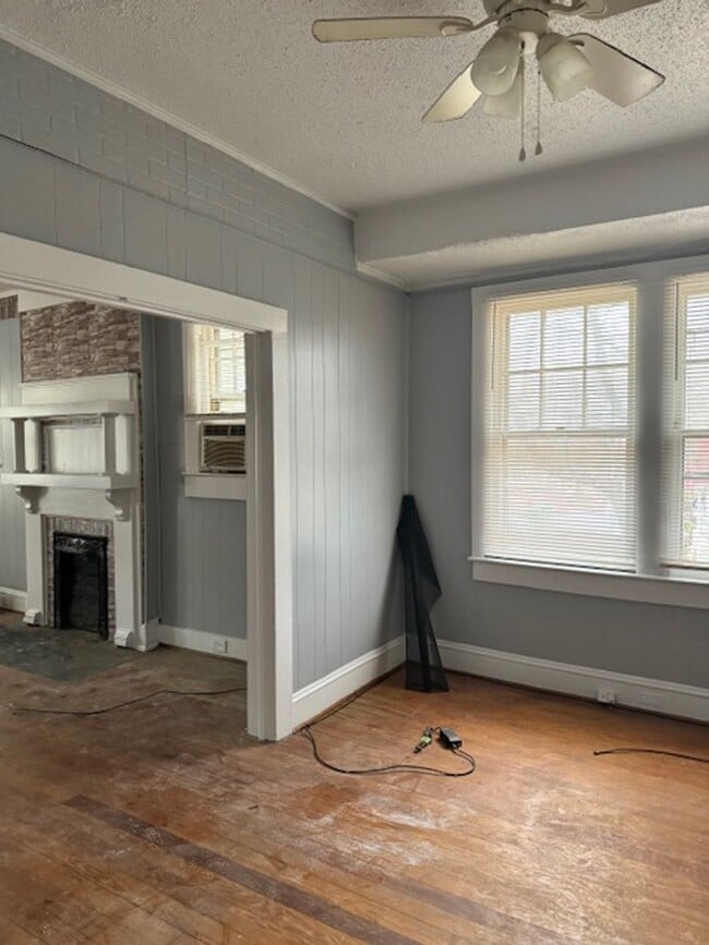 Building Photo - Discover the perfect blend of charm and convenience in this delightful 2-bedroom bungalow