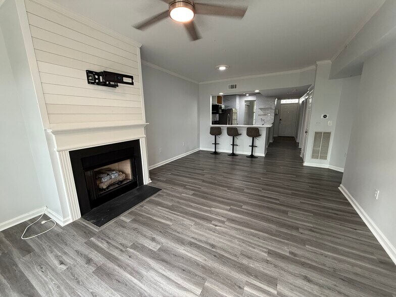 Building Photo - 405 W 7th St