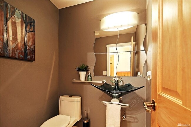Building Photo - Bellevue 4 bd 2.5 bath house close to Micr...