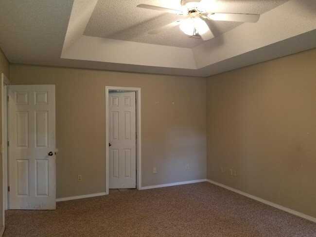 Building Photo - 18 Fairbrook Ln