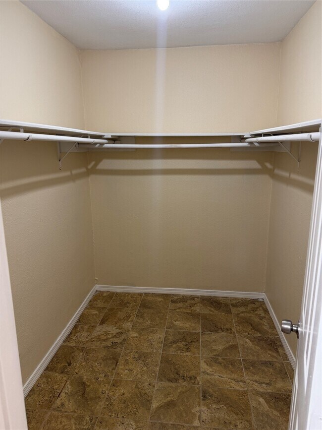 Building Photo - 9 Dewthread Ct