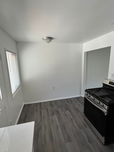 Building Photo - 1206 W Victory Blvd