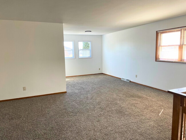 Building Photo - 705 Willow Run St