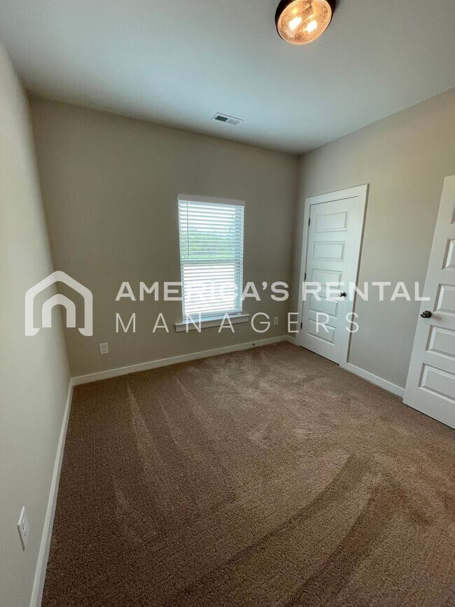 Building Photo - Available Now!! PRICE REDUCTION*** SIGN A ...
