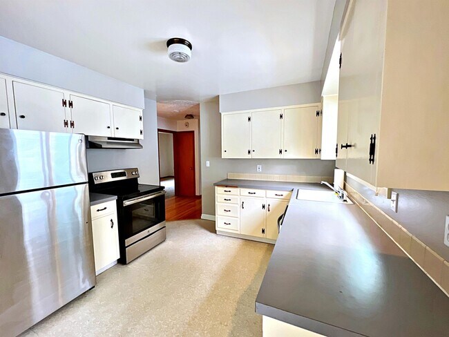 Building Photo - 3385 SE 10th Ave