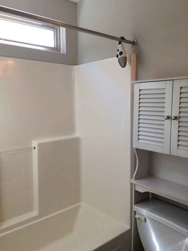 Building Photo - Lovely Townhouse! Fresh Paint, New Carpet, All Electric!  W/D Included, Privacy Fenced Backyard