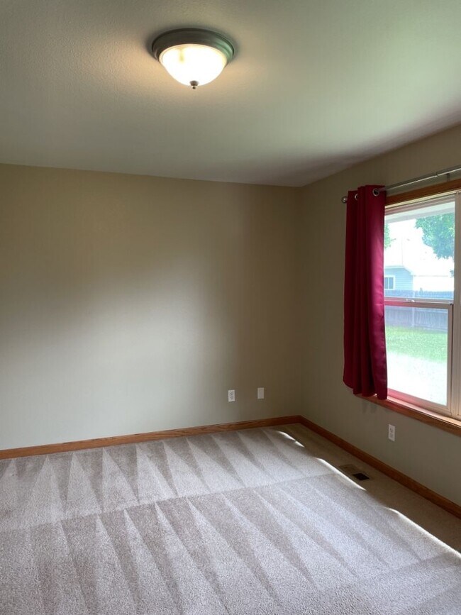 Building Photo - 4 Bed 2.5 Bath Home in Windsor