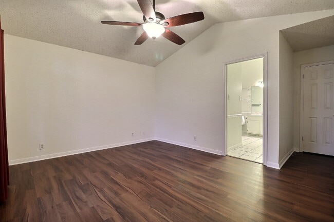 Building Photo - Move-In Ready 3-Bedroom with Included Washer/Dryer and Refrigerator in Northwest San Antonio.