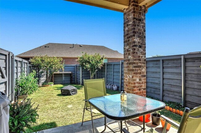 Building Photo - 3 Bed rooms and 2 baths, large master closet. Vinyl garage floor coating is just one of the many ...