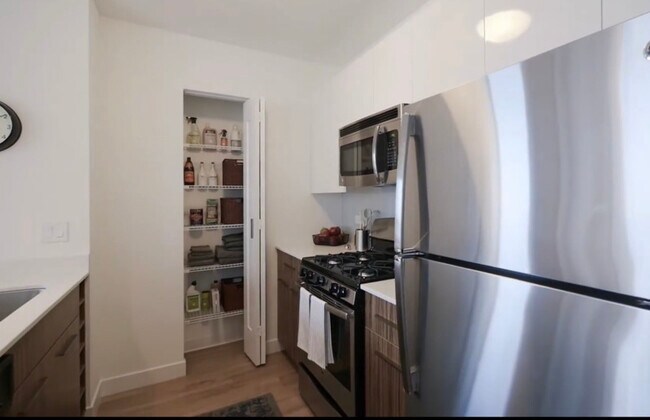 Building Photo - 341 W Kinzie St