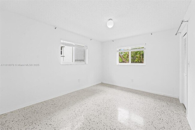 Building Photo - 5840 SW 42nd Terrace
