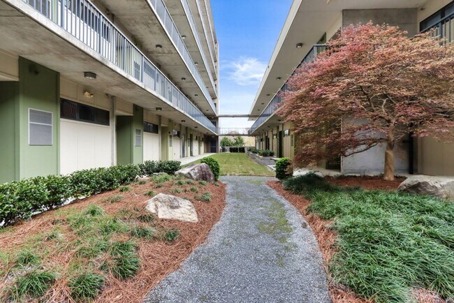 Building Photo - Awesome 1BR Loft Style Condo Overlooking M...