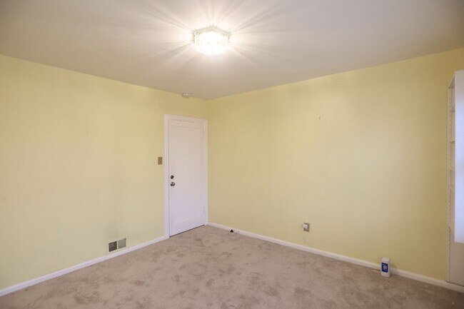 Building Photo - Spacious 2BR/1BA in Glen Park's Miraloma neighborhood, Shared Yard, Pets Considered, Garage (1 Ga...