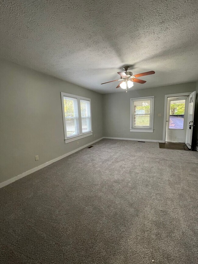 Building Photo - MOVE IN READY!!