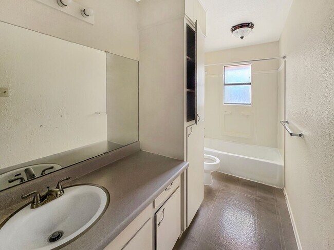 Building Photo - 701-703 East Sunset Circle