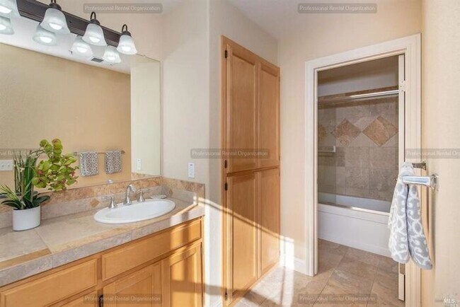 Building Photo - Elegant-Ideally located-Windsor Green End ...