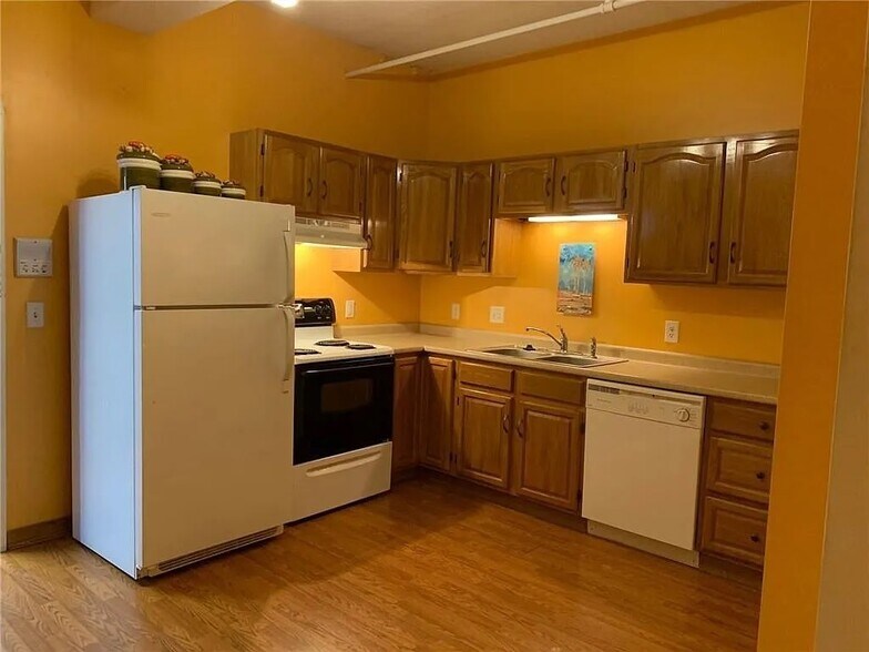 Primary Photo - 148 Bernon St