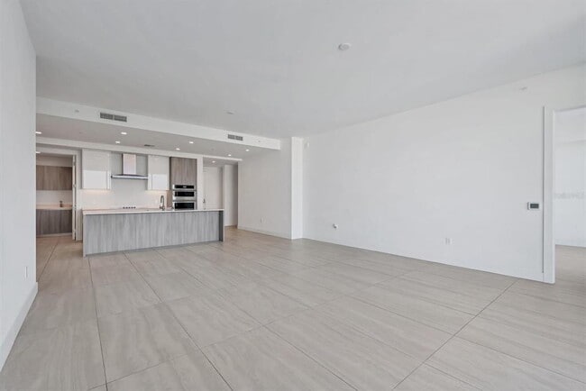 Building Photo - 301 QUAY Cmn