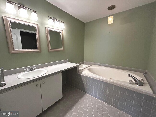 Building Photo - 1410 Stratford Ct