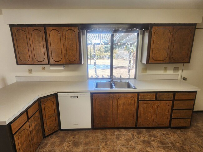 Building Photo - Coming Soon! 4 bedroom 2 bath