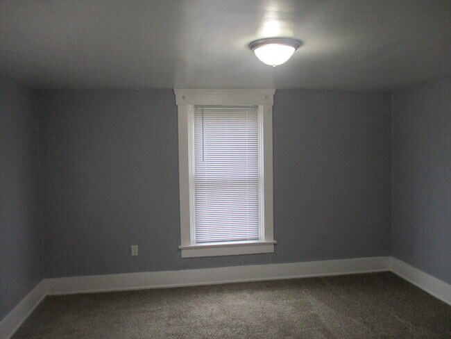 Building Photo - COMING SOON!  Updated 4 Bed 1.5 Bath Middl...