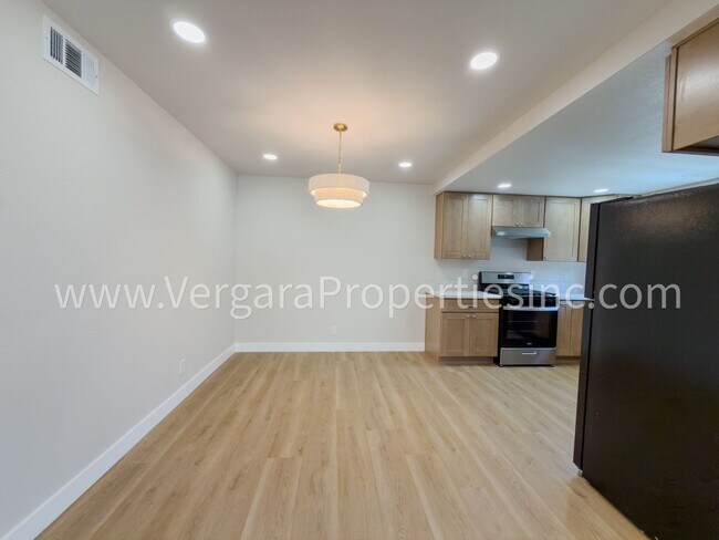 Building Photo - 1136 Gian Dr