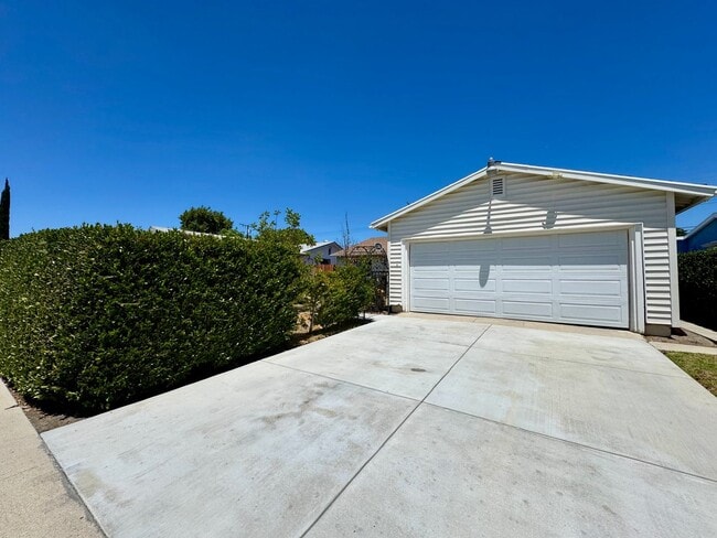 Building Photo - Excellent Location! 4Bed 2Bath Wood Floori...