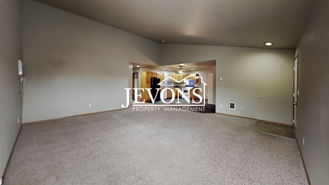 Building Photo - Beautiful duplex near I-823 with flexible ...
