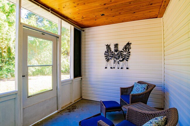 Building Photo - Bright & Comfortable 3 Bed/2.5 Bath Pensac...