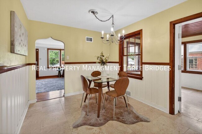Building Photo - 130 S Barat Ave