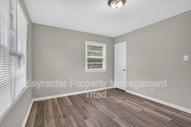 Building Photo - 300 Martingale Dr