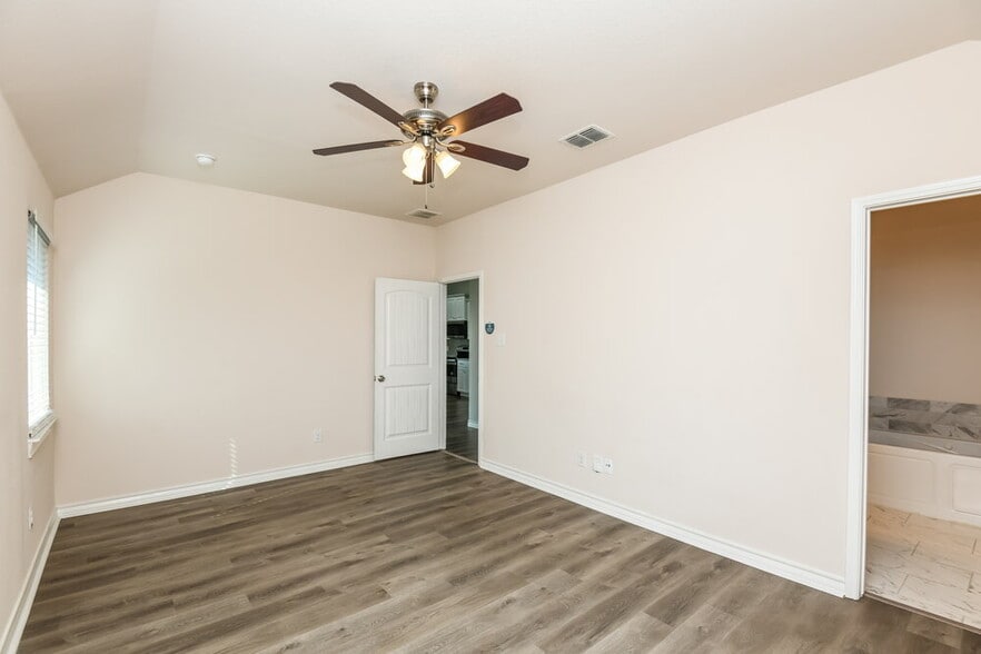 Building Photo - 917 Linden Dr