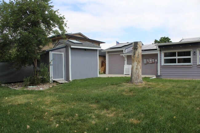 Building Photo - Columbine Hills - 3 BR/2 1/2 BA Home!