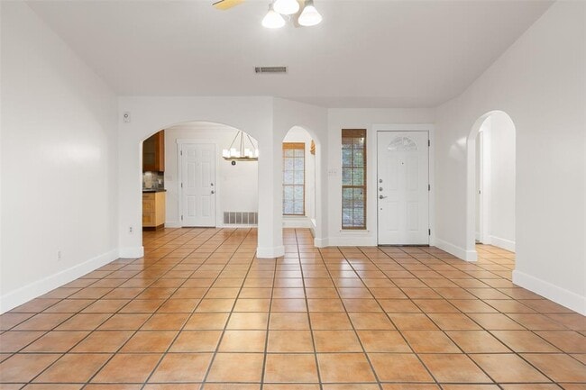 Building Photo - 6005 Sun Vista Dr