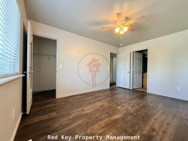 Building Photo - 900 W Single Family Home