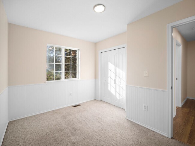 Building Photo - Spacious Home with Fenced Yard & Garage – ...