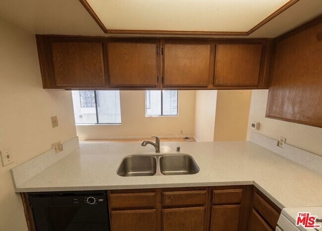 Building Photo - 13406 Moorpark St