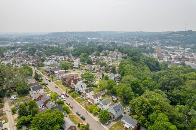 Building Photo - AVAILABLE MAY 1ST! GORGEOUS 3 BEDROOM IN CARNEGIE!!