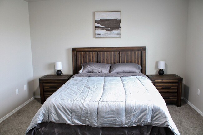 Building Photo - Executive Rental!