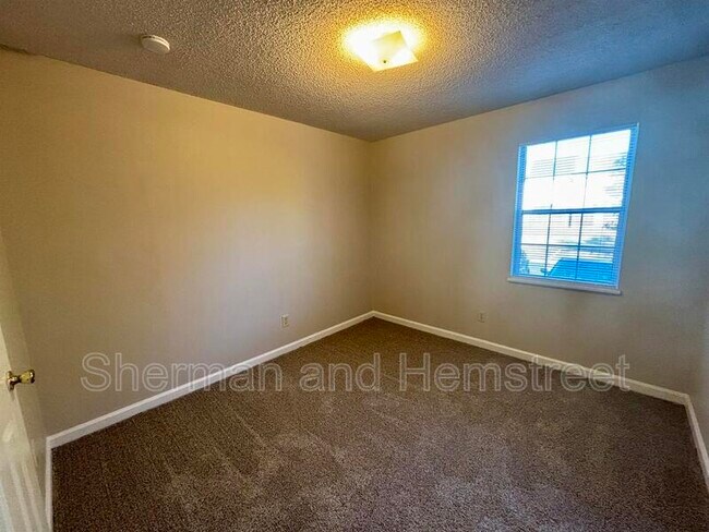 Building Photo - 104 Commons Dr