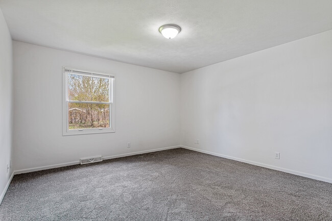 Building Photo - 2215 Leonard St NE
