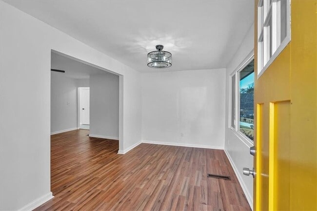 Building Photo - 2142 Cloverdale Dr SE