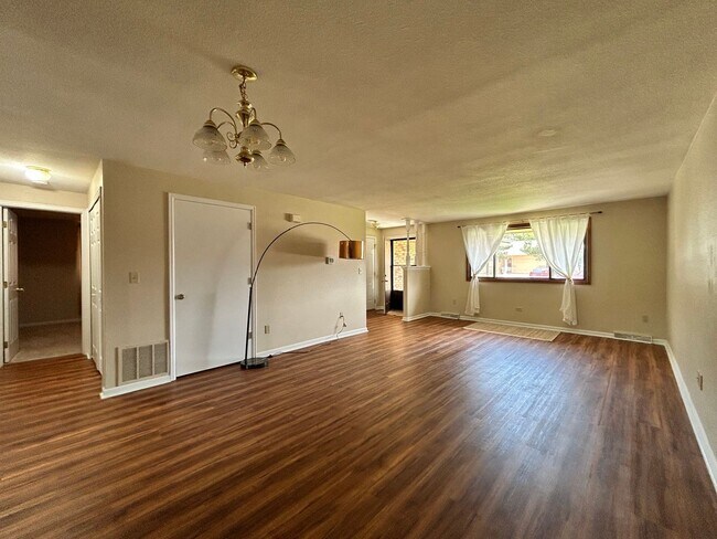 Building Photo - Recently Remodeled 2Bd/2Ba with Attached G...