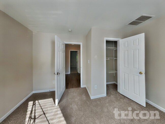 Building Photo - 4390 Pinewalk Dr