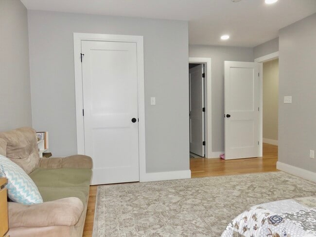 Building Photo - 32 Gale St