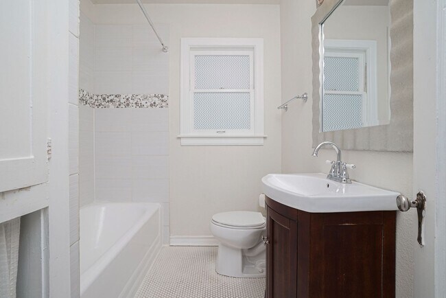 Building Photo - Charming 3-Bedroom Home for Rent in Jefferson Terrace!