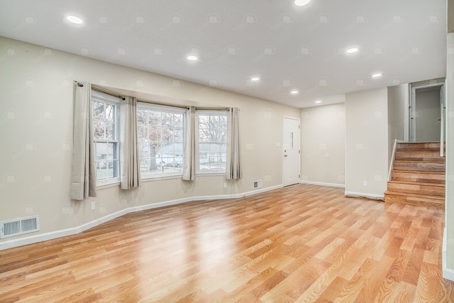 Building Photo - Move in mid-April