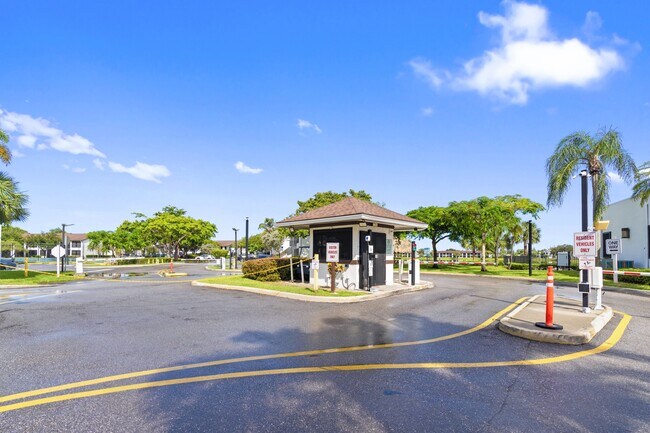 Building Photo - 215 Lake Pointe Dr