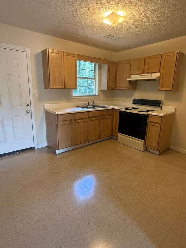 Building Photo - 8135-8135 Carlton Trail NW