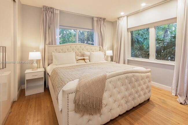 Building Photo - 1535 Robbia Ave